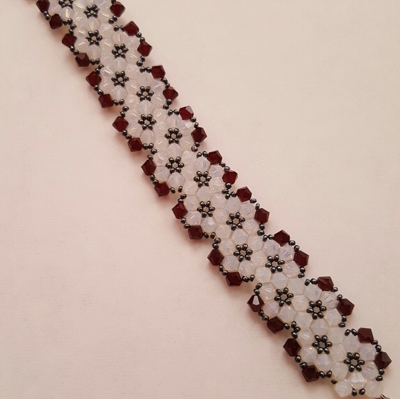 Flower design beaded bracelet - Picture 2 of 12